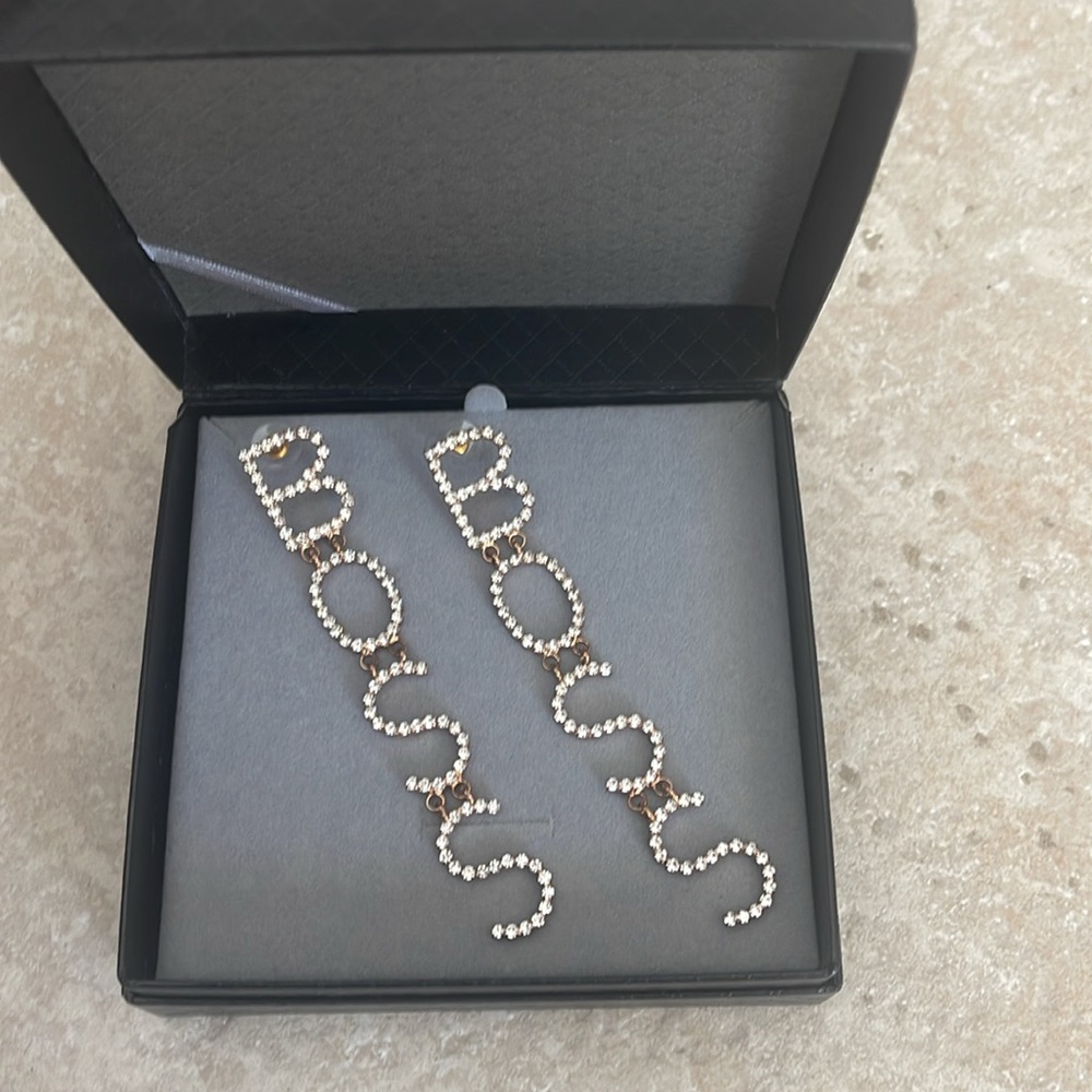 Boss lady earrings lightweight gold metal with straz, fun chanel-style design